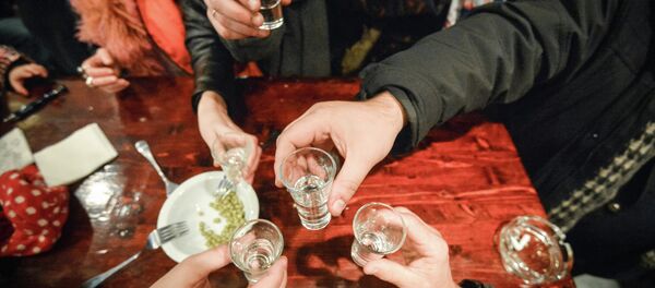 El alcohol sigue siendo la principal causa de muerte entre los hombres rusos - Sputnik Mundo