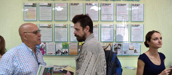 Refugiados ucranianos en una feria de empleo en Novosibirsk - Sputnik Mundo
