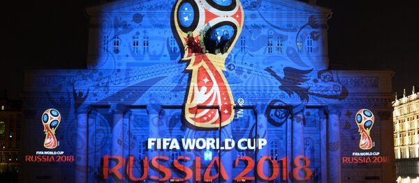 Проекция официального логотипа чемпионата мира 2018 по футболу на фасаде Государственного академического Большого театра в Москве - Sputnik Mundo