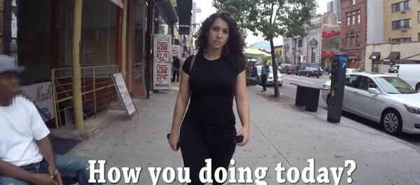 Сaptura de pantalla de vídeo con actriz Shoshana Roberts - Sputnik Mundo