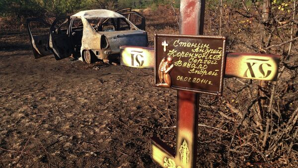 Cruz en memoria del fotógrafo de Rossiya Segodnya Andréi Stenin, fallecido en Ucrania, - Sputnik Mundo