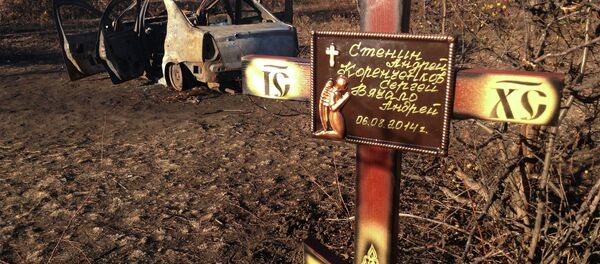 Cruz en memoria del fotógrafo de Rossiya Segodnya Andréi Stenin, fallecido en Ucrania, - Sputnik Mundo