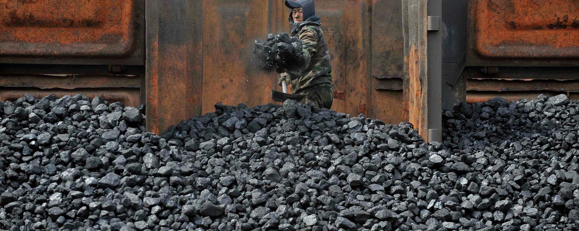 Un trabajador descarga carbón australiano en una estación de tren en Shenyang, China - Sputnik Mundo, 1920, 29.03.2021