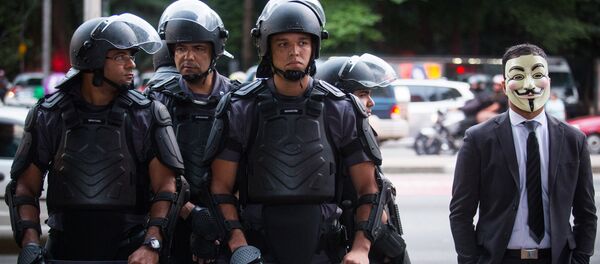 Полиция и участник марша миллионов масок в Бразилии - Sputnik Mundo
