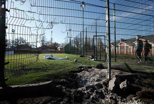 Estadio de la escuela de Donetsk donde perecieron varios adolescentes - Sputnik Mundo