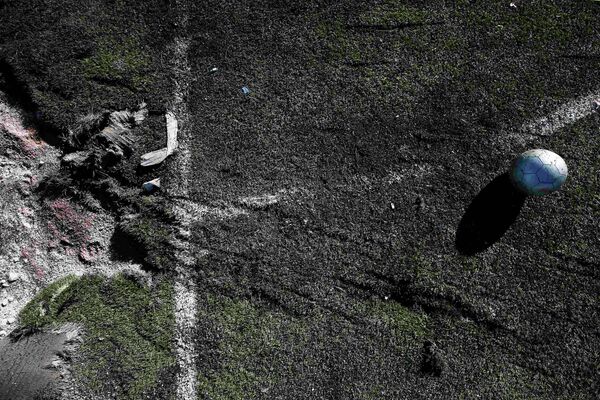 Estadio de la escuela de Donetsk donde perecieron varios adolescentes - Sputnik Mundo