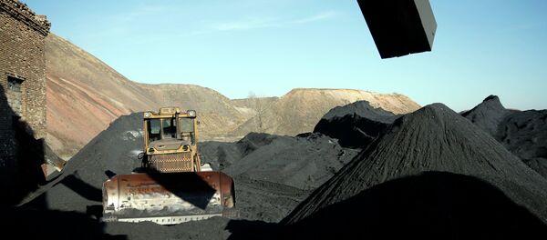 Donbás exhorta a Rusia a no vender a Kiev los tipos de carbón que produce la región - Sputnik Mundo