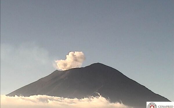Volcán Popocatépetl de México registra exhalaciones y un derrumbe cerca del cráter - Sputnik Mundo