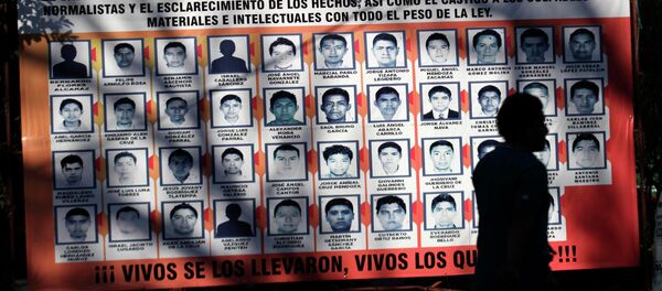 Плакат с фотографиями 43 пропавших студентов педагогического колледжа в Мексике, 6 ноября 2014 Плакат с фотографиями 43 пропавших студентов педагогического колледжа в Мексике, 6 ноября 2014 - Sputnik Mundo