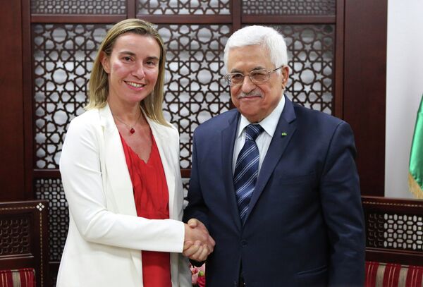 Alta representante de la Unión para Asuntos Exteriores y Política de Seguridad, Federica Mogherini y presidente de Palestina, Mahmud Abás - Sputnik Mundo