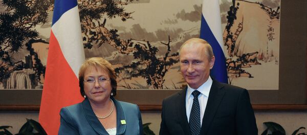 La presidenta de Chile, Michelle Bachelet, y su homólogo ruso Vladímir Putin en 2014 - Sputnik Mundo