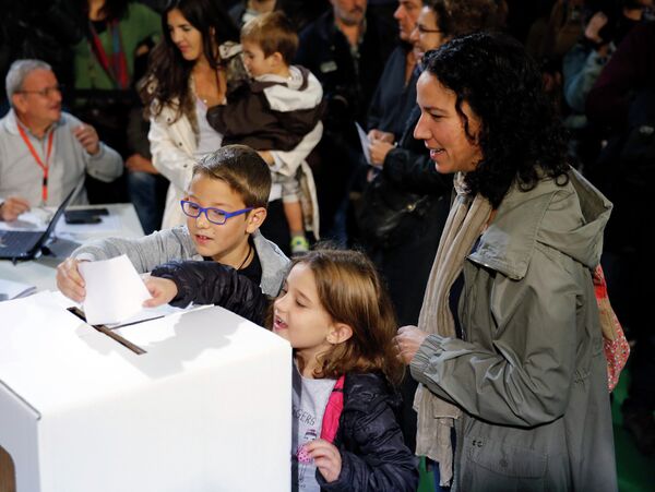 Unos dos millones de catalanes han votado hasta las 18:00 hrs en la consulta secesionista - Sputnik Mundo