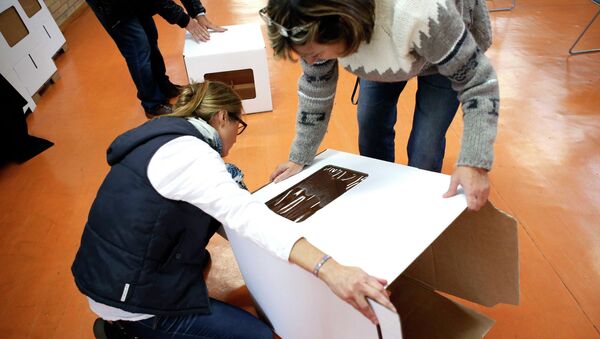 Volunteers set up ballots boxes in a polling place for the 9N consultation in Sant Feliu de Llobregat, near Barcelona, November 8, 2014. - Sputnik Mundo