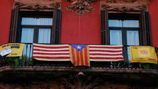 Banderas de Cataluña se muestran en el balcón en Barcelona - Sputnik Mundo