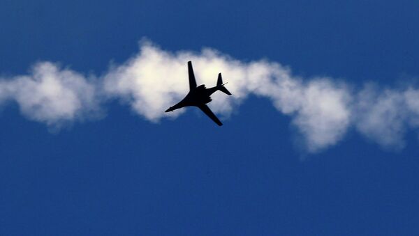 A USAF B-1 bomber aircraft flies over the Syrian town of Kobani, as seen from the Mursitpinar crossing on the Turkish-Syrian border in Sanliurfa province, following an airstrike on November 9, 2014 . - Sputnik Mundo