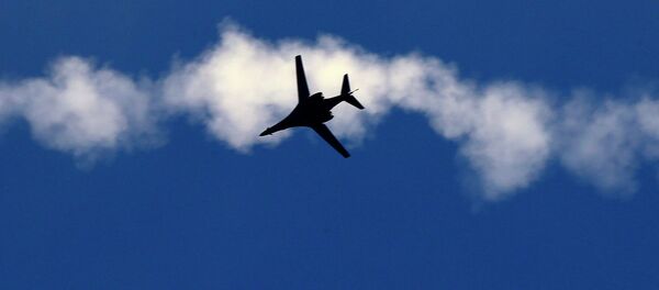 A USAF B-1 bomber aircraft flies over the Syrian town of Kobani, as seen from the Mursitpinar crossing on the Turkish-Syrian border in Sanliurfa province, following an airstrike on November 9, 2014 . - Sputnik Mundo