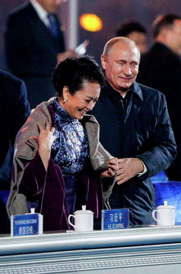 La primera dama de China, Peng Liyuan, y el presidente ruso Vladímir Putin - Sputnik Mundo