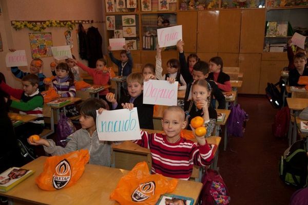 El capitán del Shajtar dona 20 toneladas de mandarinas para los niños de Donetsk El capitán del Shajtar dona 20 toneladas de mandarinas para los niños de Donetsk - Sputnik Mundo