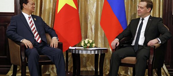 Primer ministro de Vietnam, Nguyen Tan Dung con su homólogo ruso, Dmitri Medvédev - Sputnik Mundo