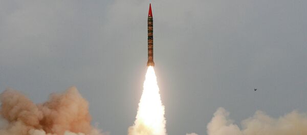 Pakistán prueba misil capaz de portar ojivas nucleares - Sputnik Mundo