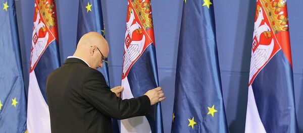 Banderas de Serbia y UE - Sputnik Mundo