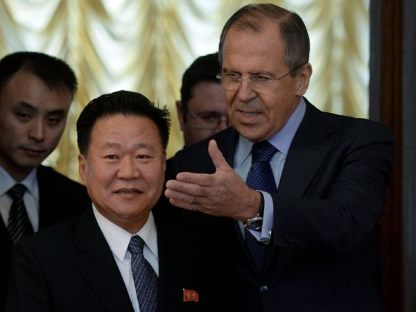 Serguéi Lavrov, ministro de Exteriores de Rusia y Choe Ryong-hae, enviado especial de Corea del Norte Serguéi Lavrov, ministro de Exteriores de Rusia y Choe Ryong-hae, enviado especial de Corea del Norte - Sputnik Mundo
