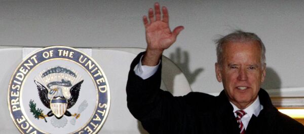U.S. Vice President Joe Biden waves upon his arrival at Boryspil International airport outside Kiev November 20, 2014. - Sputnik Mundo
