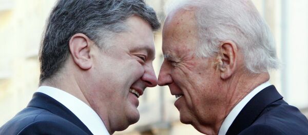 Presidente de Ucrania, Petró Poroshenko (izda,) y vicepresidente de EEUU, Joe Biden - Sputnik Mundo