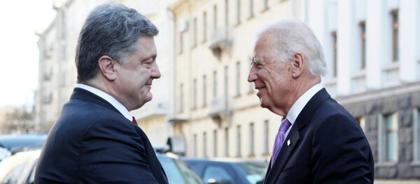 Presidente de Ucrania Petró Poroshenko, y vicepresidente de EEUU Joe Biden (Archivo) - Sputnik Mundo