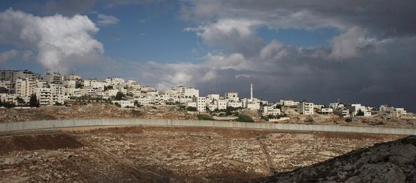 A section of the controversial Israeli barrier cuts beneath the West Bank refugee camp of Shuafat, October 31, 2014 - Sputnik Mundo