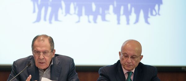 Serguéi Lavrov, ministro ruso de Asuntos Exteriores (a la izquierda) - Sputnik Mundo