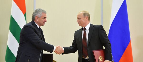 Presidente de Rusia, Vladímir Putin y presidente de Abjasia, Raúl Jadzhimba - Sputnik Mundo