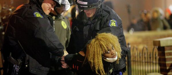 Noche de incendios y vandalismo en Ferguson - Sputnik Mundo