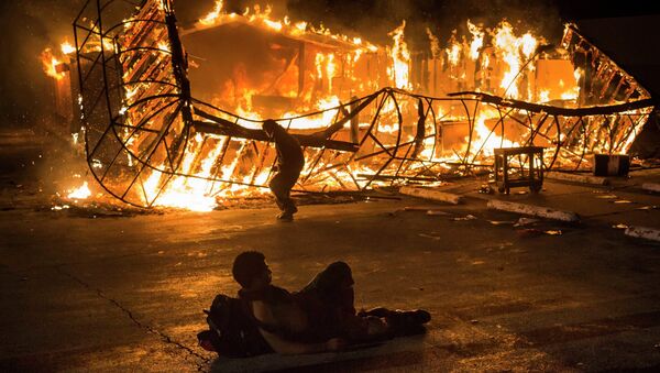 Noche de incendios y vandalismo en Ferguson - Sputnik Mundo