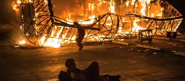 Noche de incendios y vandalismo en Ferguson - Sputnik Mundo