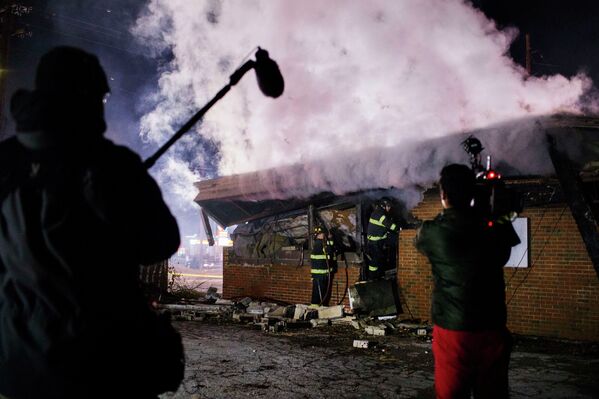 Noche de incendios y vandalismo en Ferguson - Sputnik Mundo