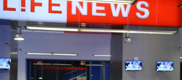 Corresponsal del canal televisivo ruso LifeNews es víctima de una golpiza en Kiev - Sputnik Mundo