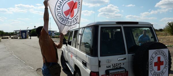 Автомобиль Красного Креста и конвой с гуманитарной помощью для жителей юго-востока Украины на КПП Донецк Автомобиль Красного Креста и конвой с гуманитарной помощью для жителей юго-востока Украины на КПП Донецк - Sputnik Mundo