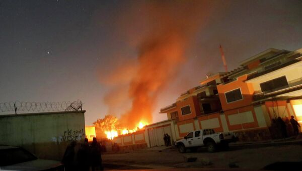 Afghan security forces keep watch while smoke and fire rise from a foreign aid guest house after a Taliban attack in the Afghan capital of Kabul November 29, 2014. - Sputnik Mundo