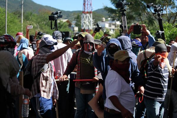 Ordenan liberar a estudiantes detenidos por disturbios de protesta por 43 desaparecidos - Sputnik Mundo