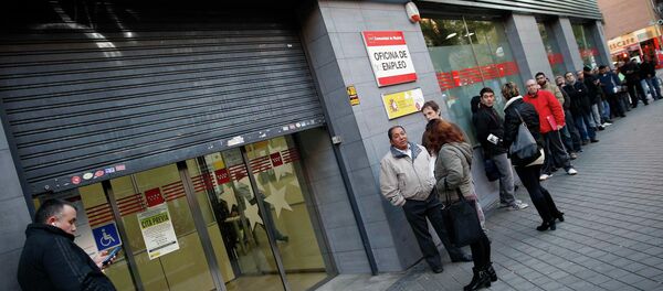 People wait in line to enter a government-run employment office in Madrid, December 2, 2014 People wait in line to enter a government-run employment office in Madrid, December 2, 2014 - Sputnik Mundo