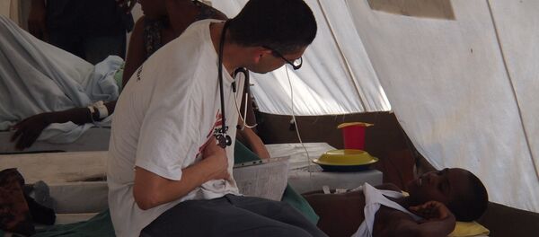 Un médico durante el brote del cólera en Haití Un médico durante el brote del cólera en Haití - Sputnik Mundo