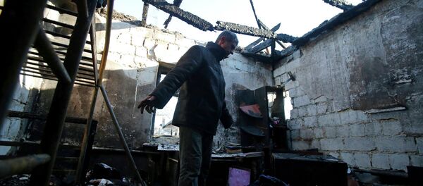 Hombre en su casa dustruida en Donetsk - Sputnik Mundo