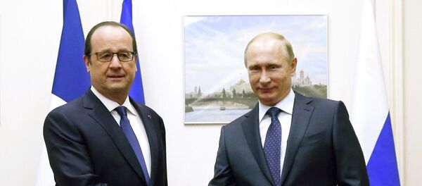 François Hollande y Vladímir Putin en el aeropuerto moscovita Vnukovo-2 - Sputnik Mundo