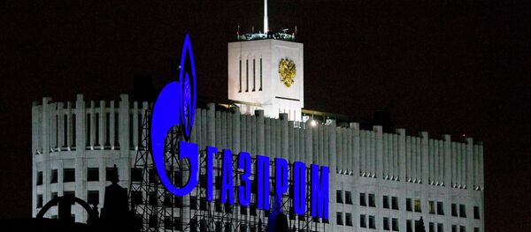 Logo de Gazprom frente al Gobierno de Rusia - Sputnik Mundo
